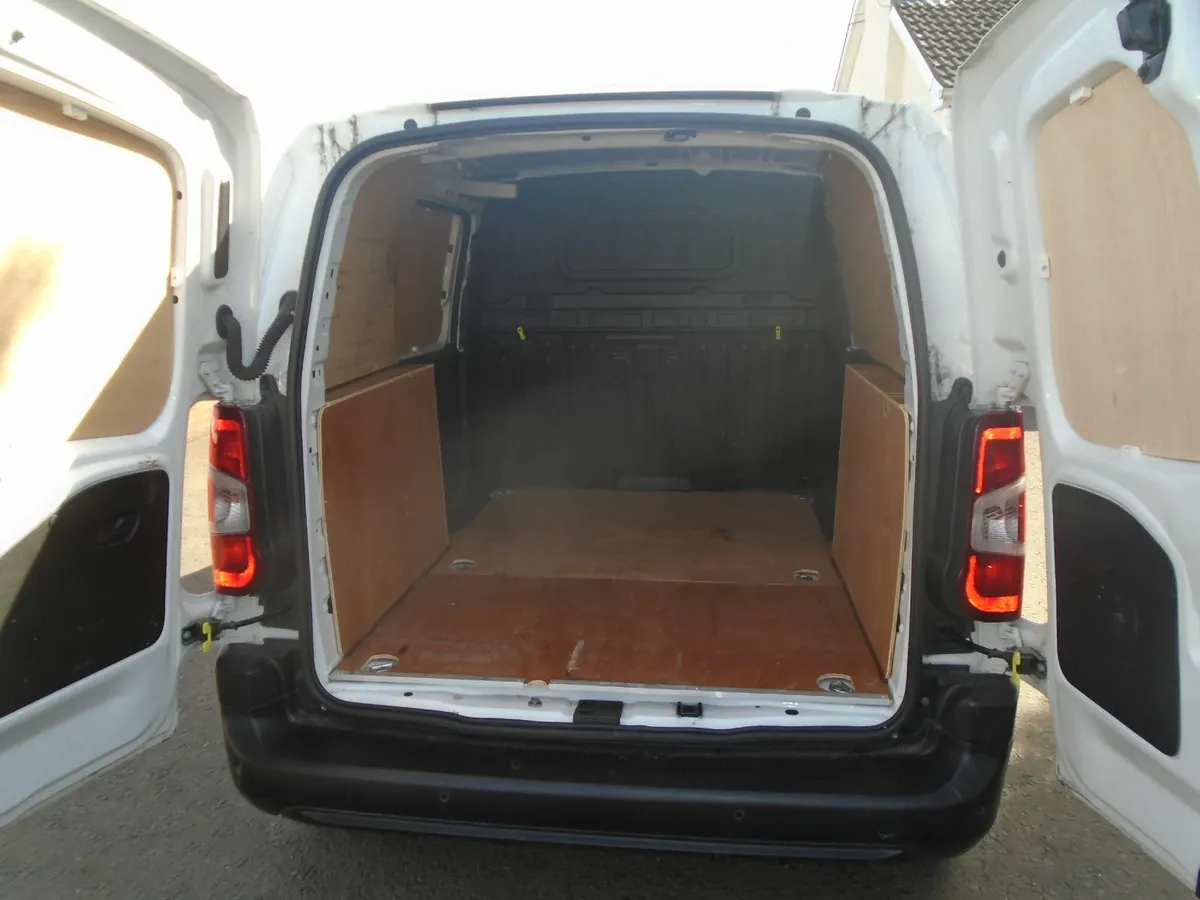2022 Peugeot Partner PREMIUM PROFESSIONAL 100HP - Image 4
