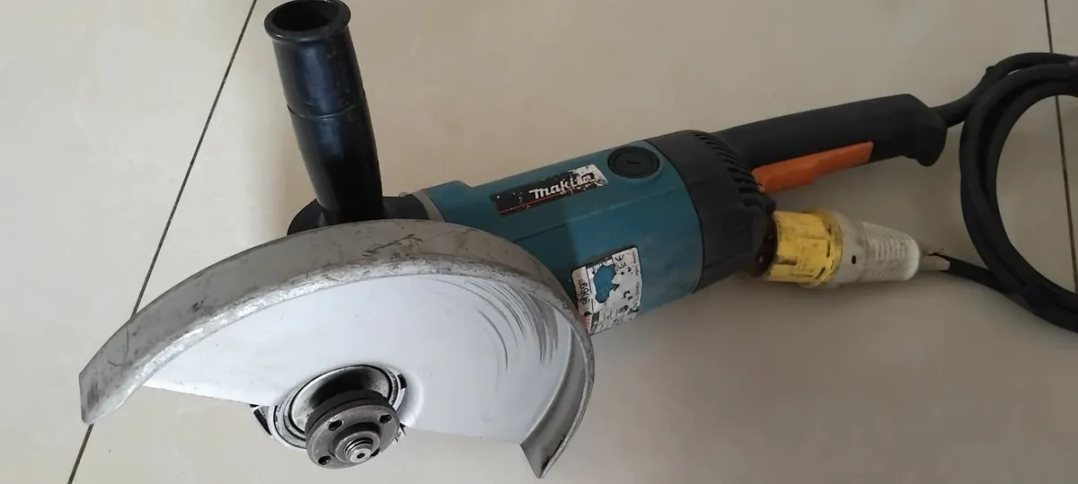 Makita 9069 230mm Angle Grinder 110v - Image 1