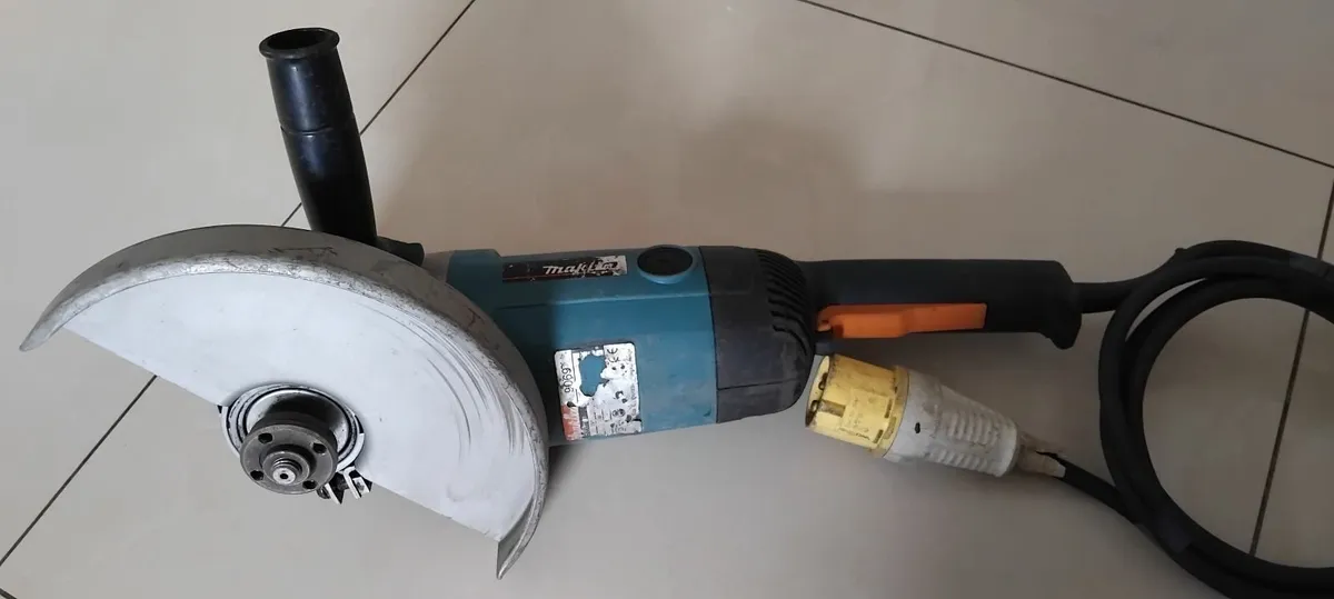 Makita 9069 230mm Angle Grinder 110v - Image 2