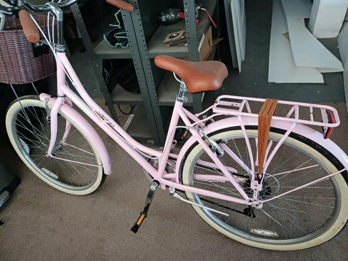 Bicycle ladies - Image 1