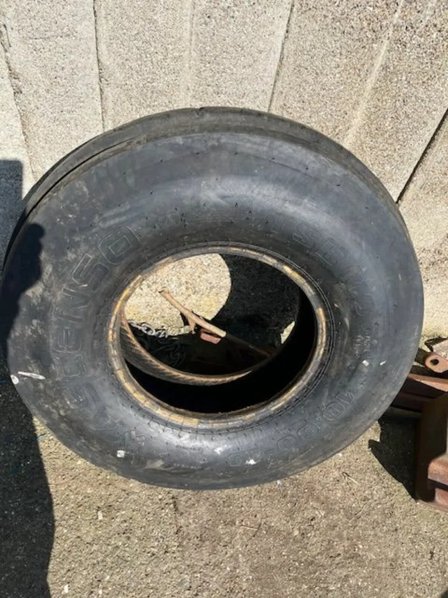 1000 x 16 Tyre - Image 1