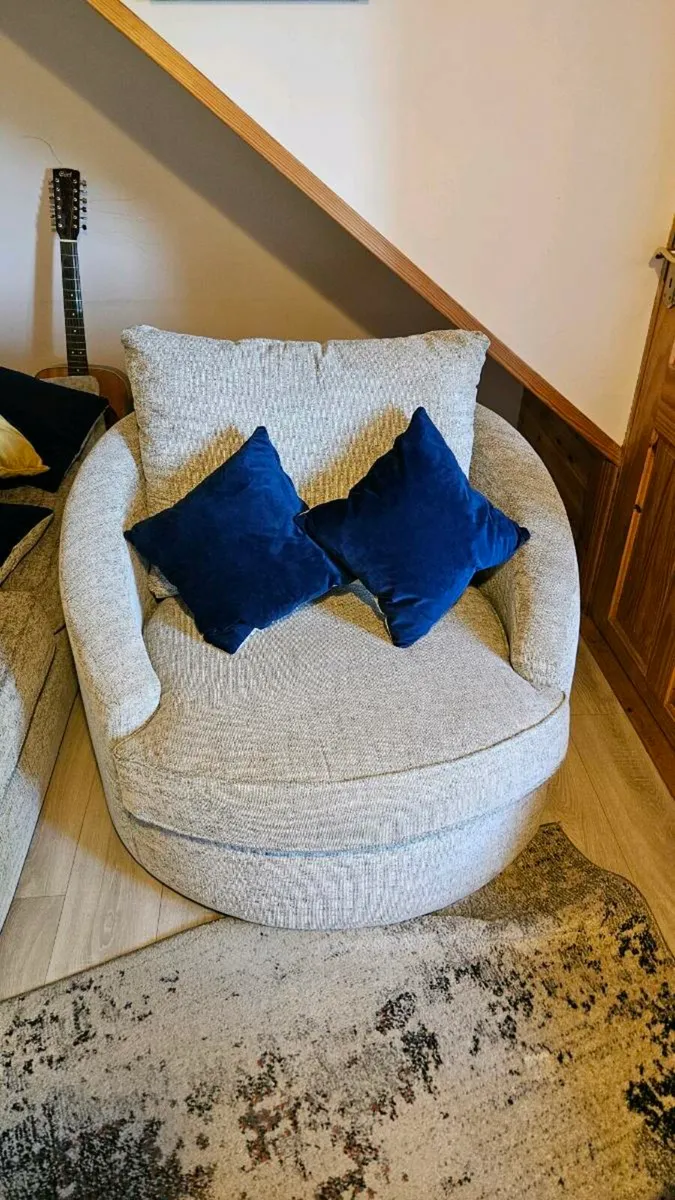 Swivel chair - Image 1