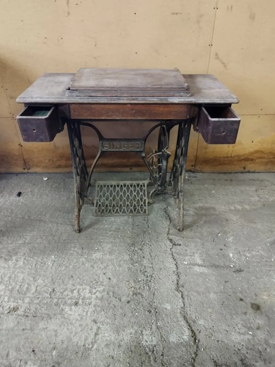 Singer Sewing Machine - Image 1