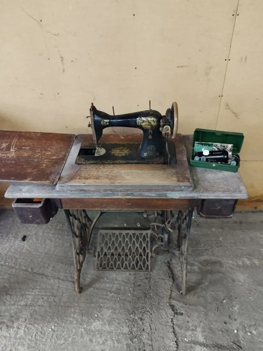 Singer Sewing Machine - Image 2