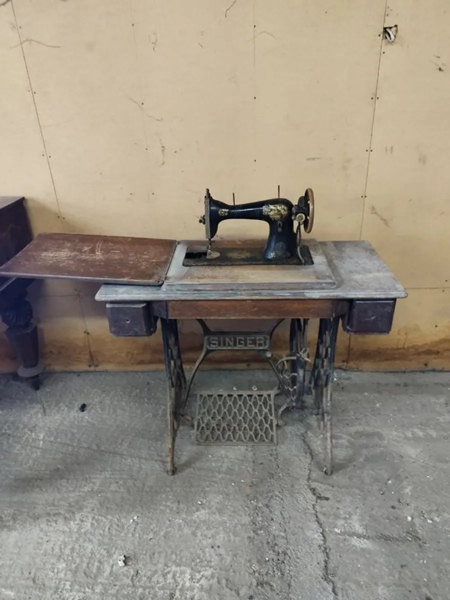 Singer Sewing Machine - Image 3