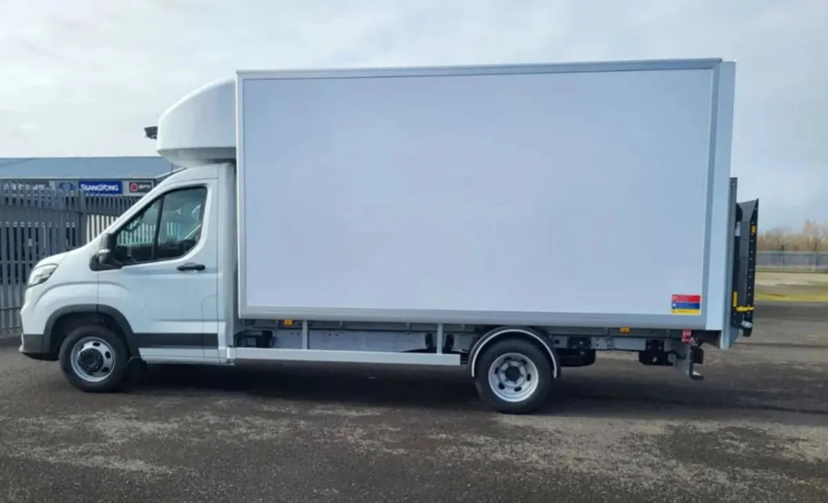 Maxus Deliver 9 Box Body Twin Wheel with Tail Lift - Image 4