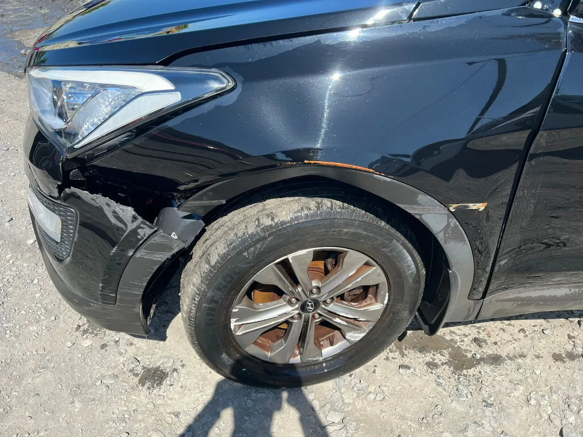2015 Hyundai Santa Fe 7 Seats - Image 2