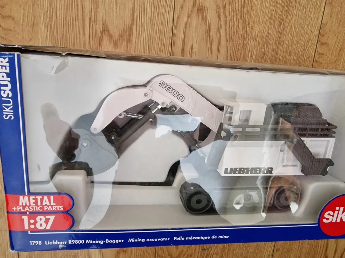 Siku Super 1:87 1798 Liebherr R9800 Mining Bagger - Image 3