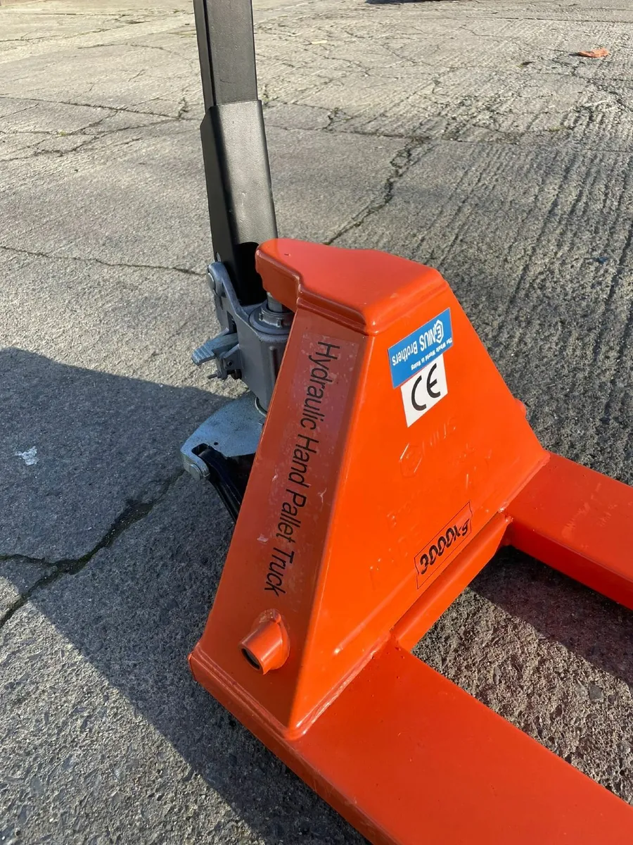 HEAVY-DUTY HYDRAULIC HAND PALLET TRUCK - Image 3