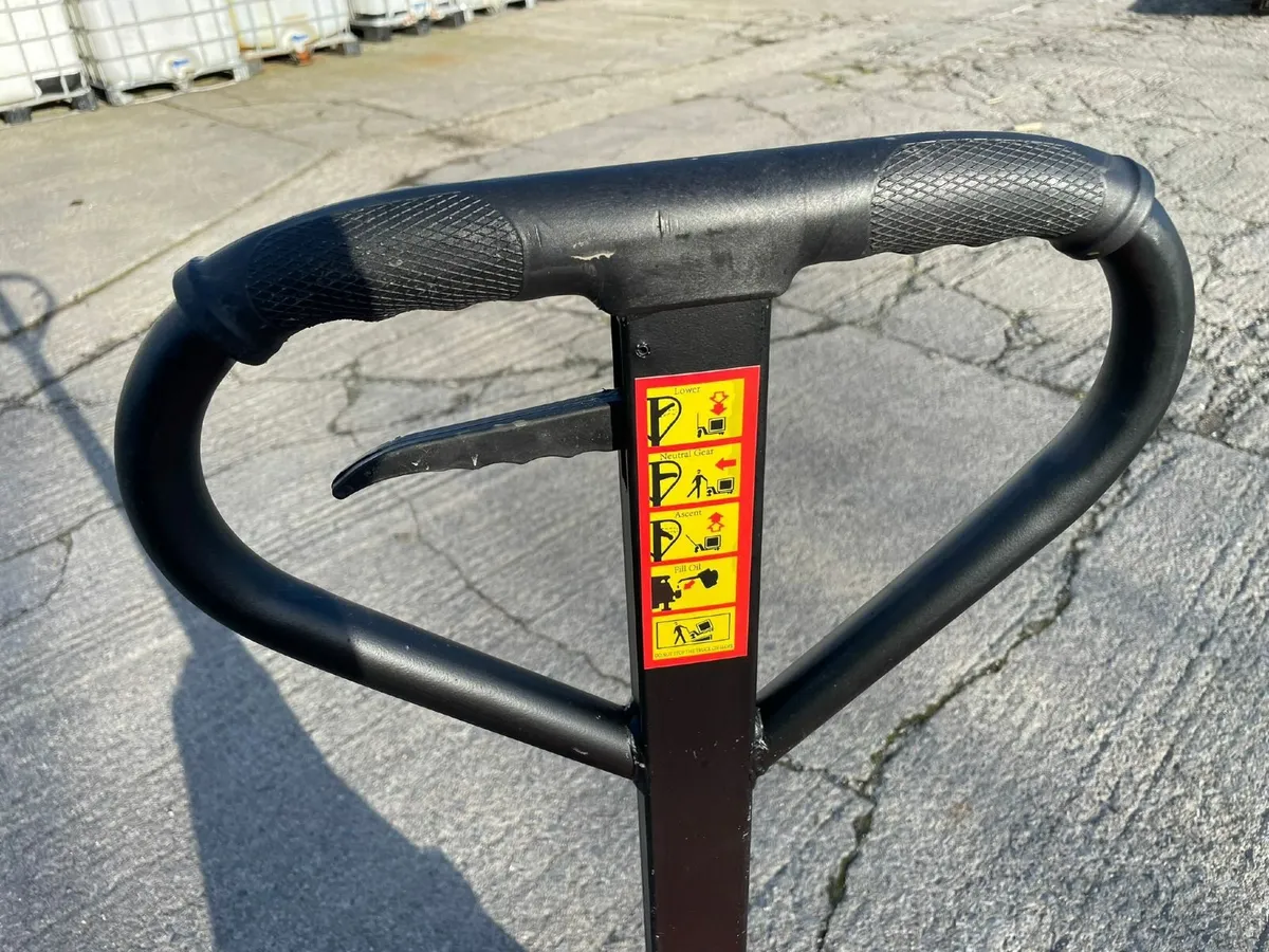 HEAVY-DUTY HYDRAULIC HAND PALLET TRUCK - Image 3