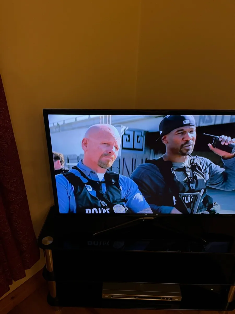 Samsung 40 inch tv - Image 1