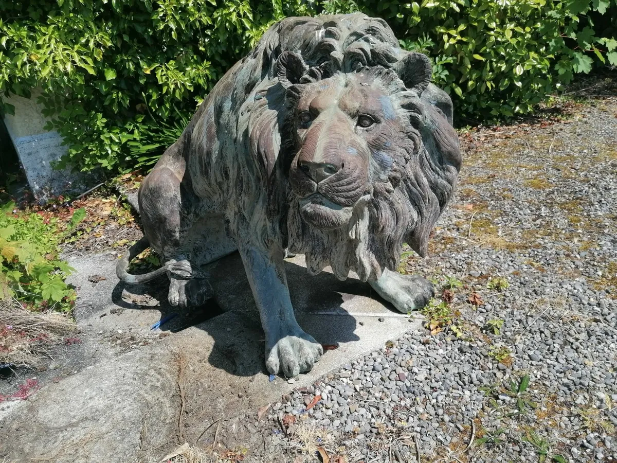 A VERY FINE PAIR OF BRONZE LIONS