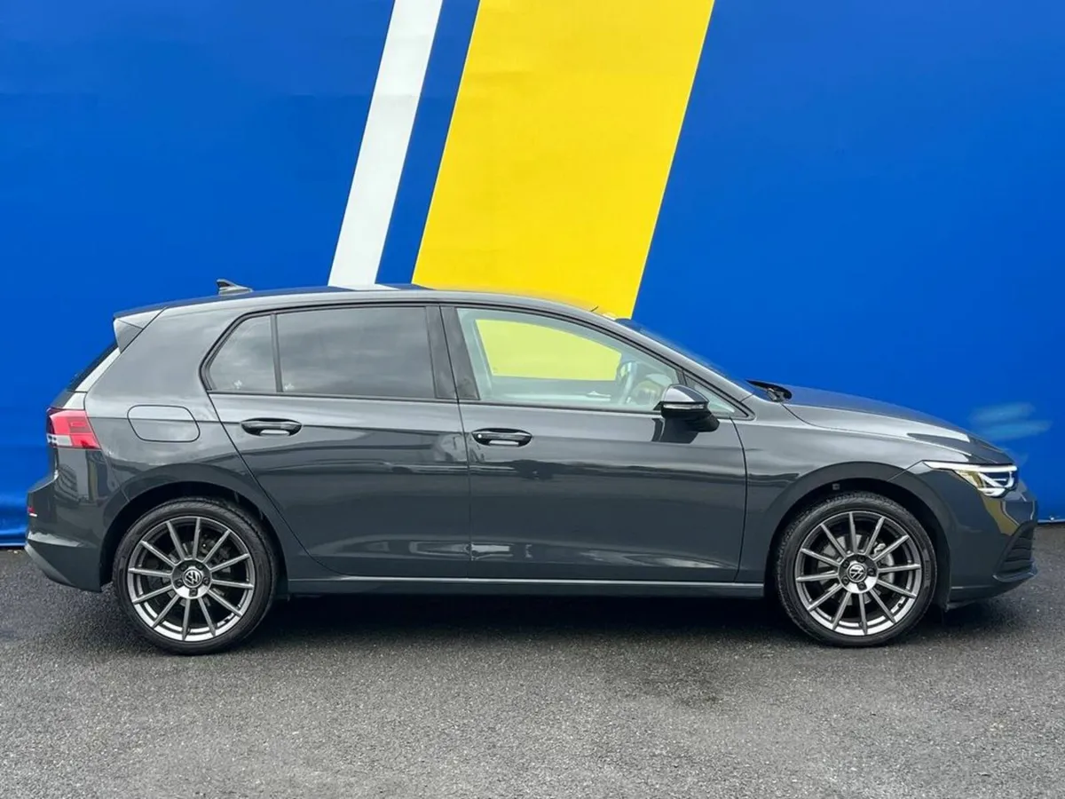 Volkswagen Golf LIFE 1.0 TSI // VERY LOW MILEAGE / - Image 2
