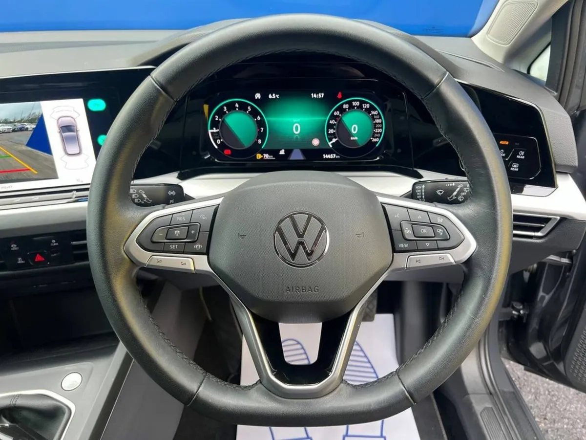 Volkswagen Golf LIFE 1.0 TSI // VERY LOW MILEAGE / - Image 4
