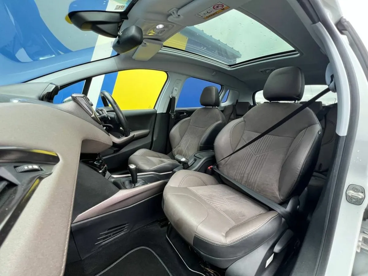 Peugeot 2008 CIELO 1.2 AUTO // PANORAMIC SUNROOF / - Image 2