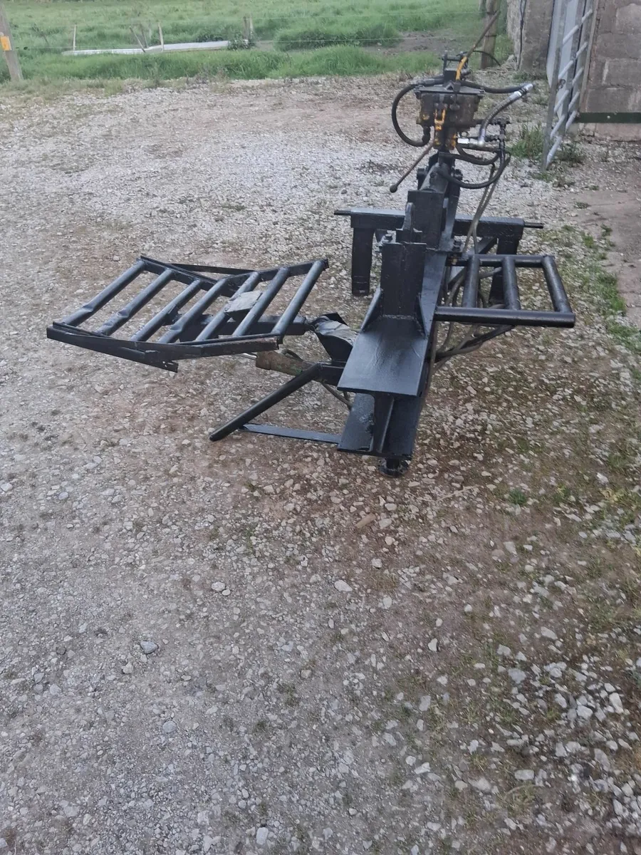 Log splitter with log lift. - Image 2
