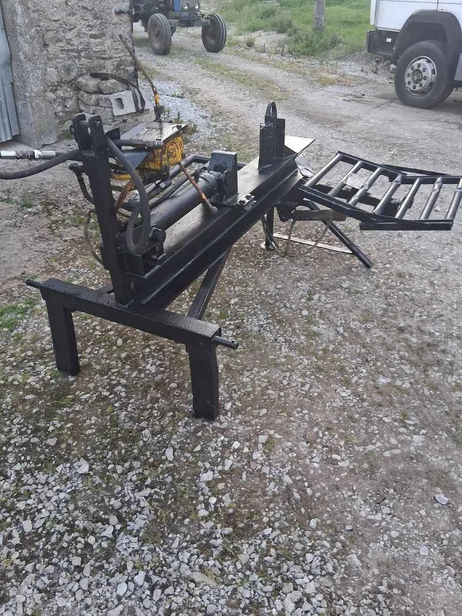 Log splitter with log lift. - Image 1