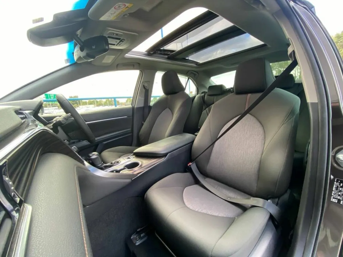Toyota Camry SE 2.5 HYBRID AUTO // PANORAMIC SUNRO - Image 2