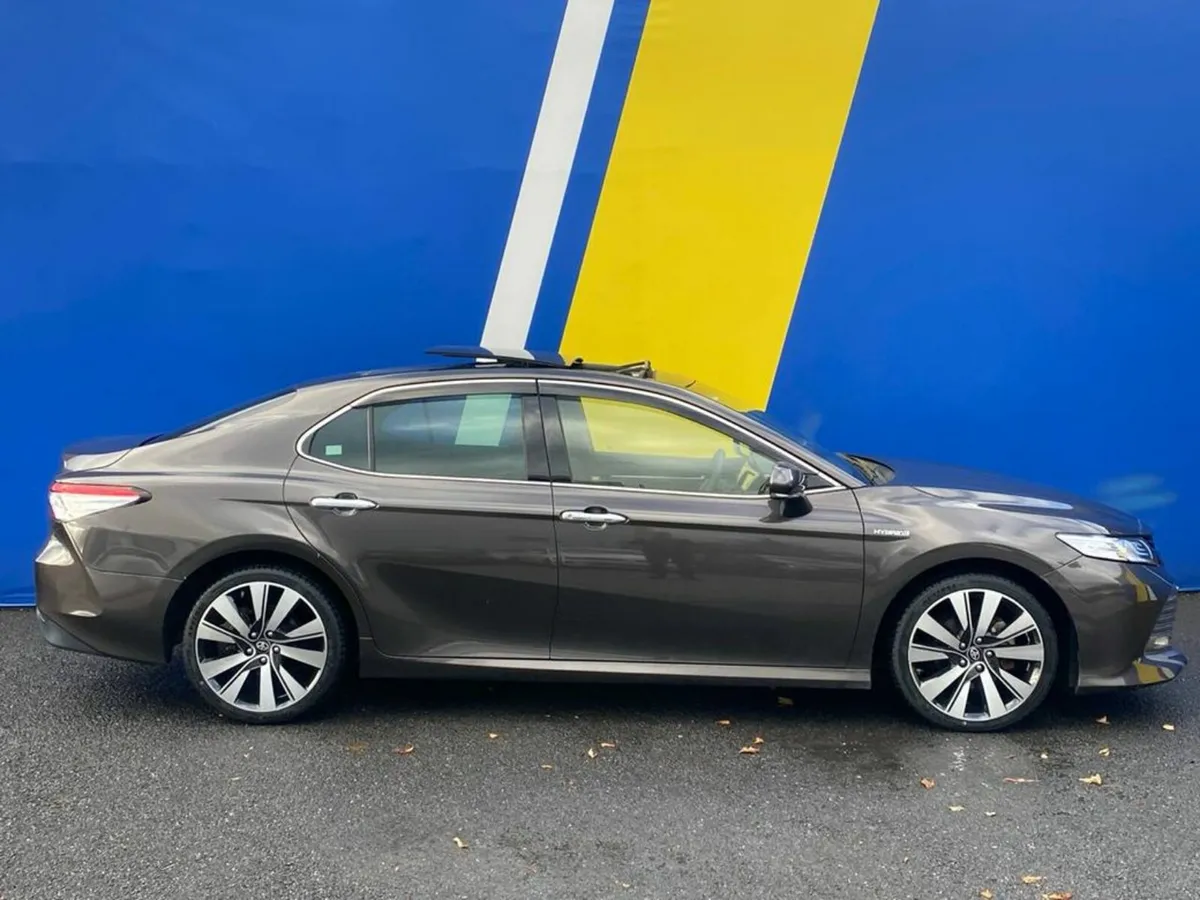 Toyota Camry SE 2.5 HYBRID AUTO // PANORAMIC SUNRO - Image 3