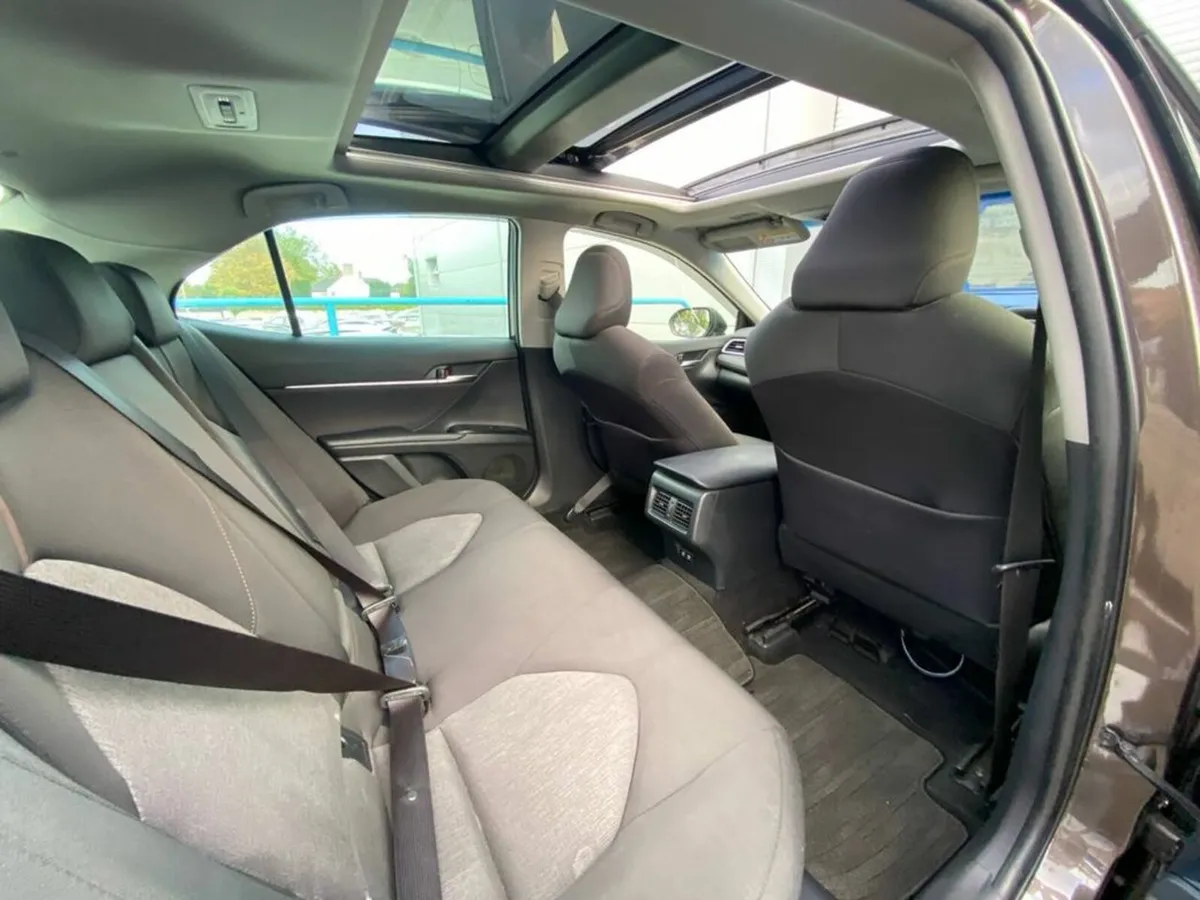 Toyota Camry SE 2.5 HYBRID AUTO // PANORAMIC SUNRO - Image 4