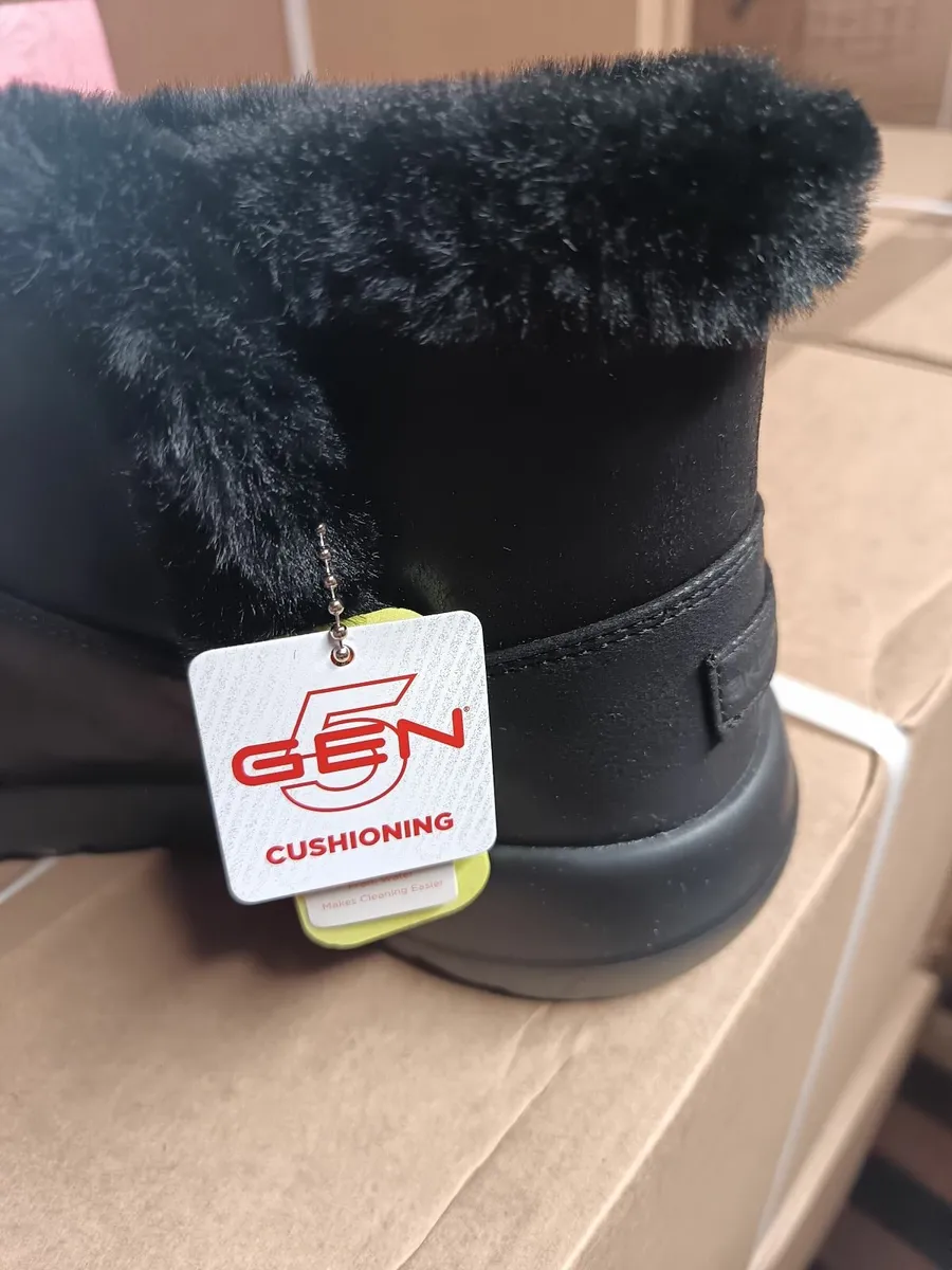 Sketchers boots - Image 3