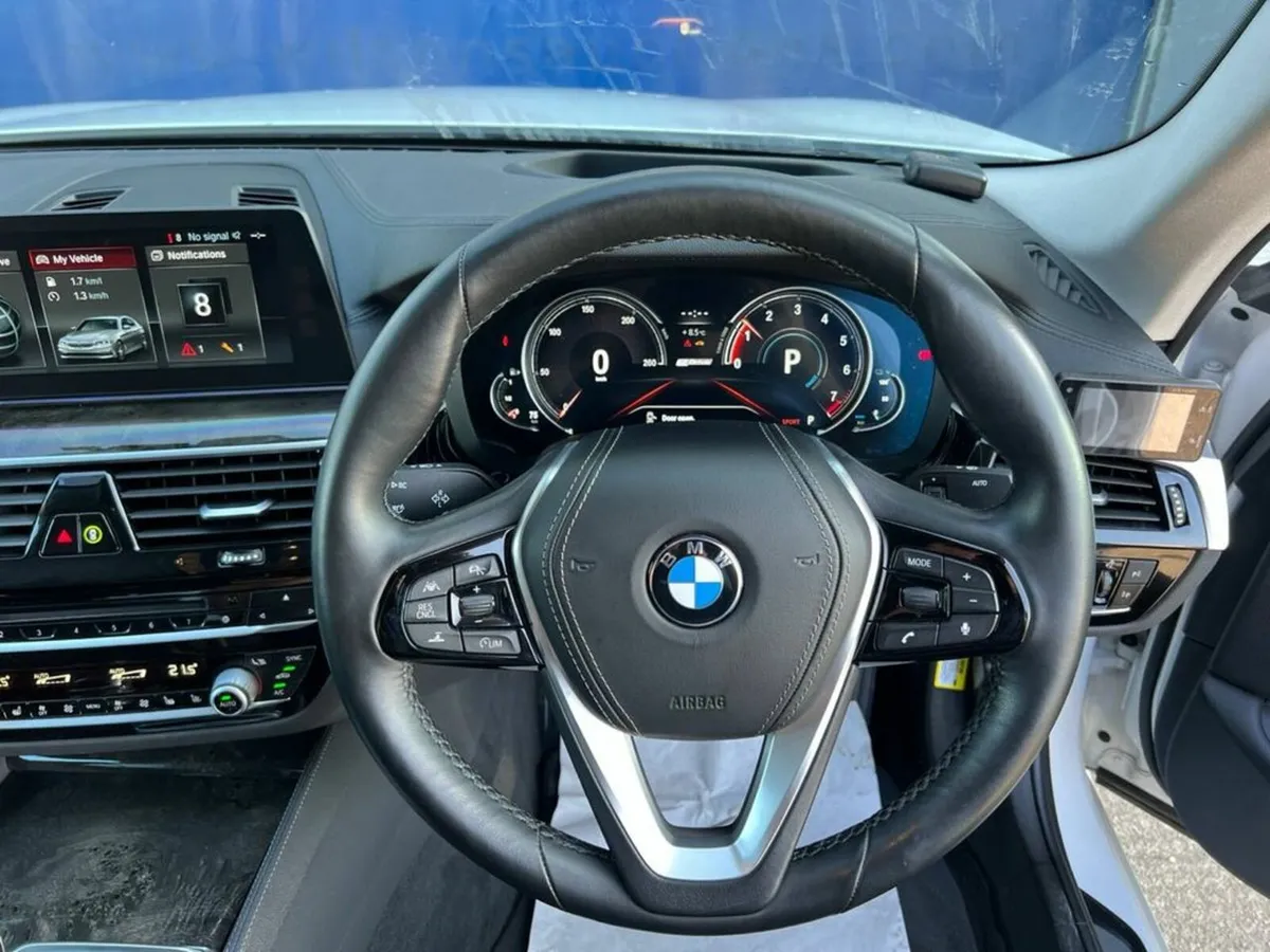BMW 5-Series 530e LUXURY-LINE 2.0 HYBRID AUTO // M - Image 4