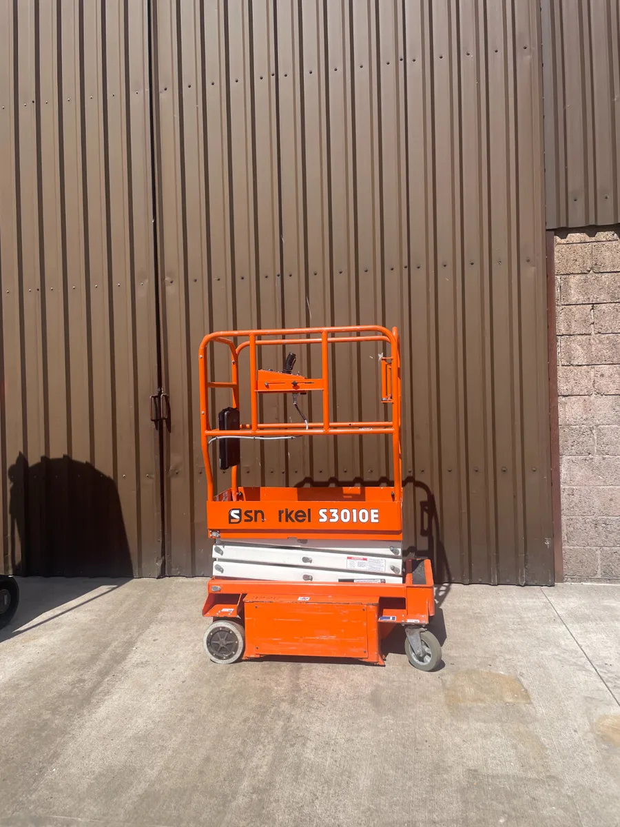 2018 Snorkel S3010E Electric Scissor Lift - Image 2
