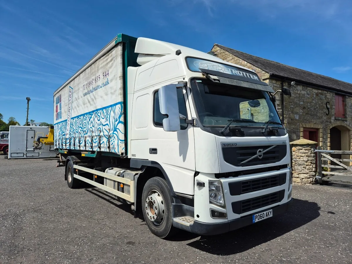 2010 Volvo FM 330 Globetrotter i-shift - Image 1