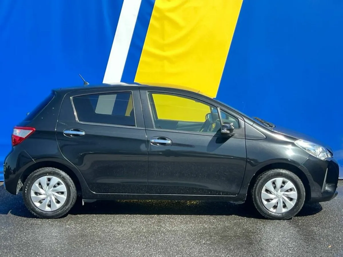 Toyota Yaris 1.0 VVT-I AUTO // MULTIMEDIA DISPLAY - Image 2
