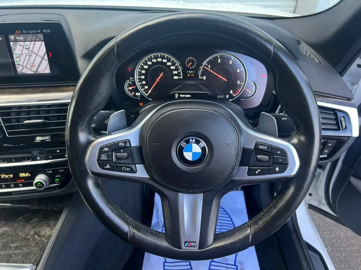 BMW 5-Series 523d M-SPORT 2.0 AUTO // HEADS-UP DIS - Image 4