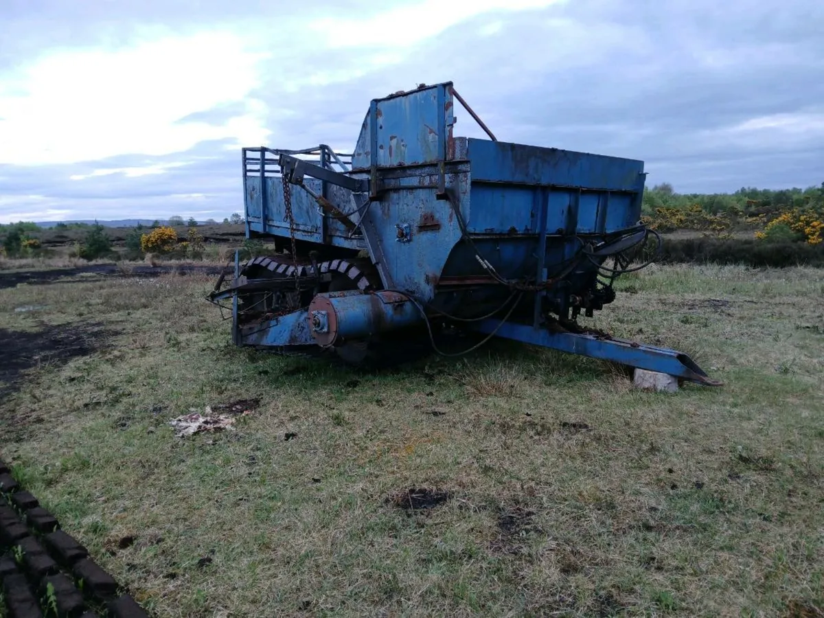 Turf hopper - Image 1
