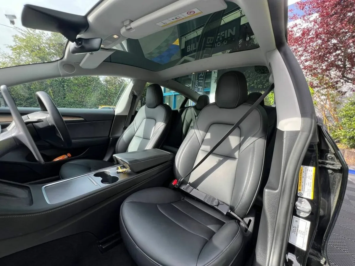 Tesla Model 3 STANDARD RANGE + // PANORAMIC SUNROO - Image 2