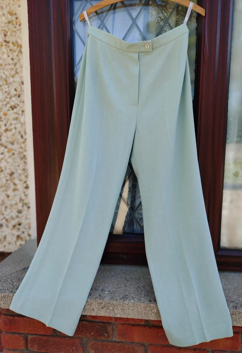 LIGHT COLOURED PAIR OF WOMAN'S PANTS. SIZE 12. - Image 1