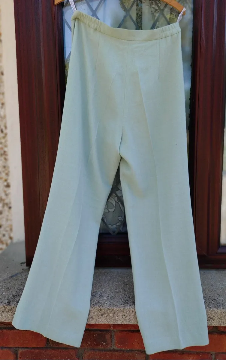 LIGHT COLOURED PAIR OF WOMAN'S PANTS. SIZE 12. - Image 2