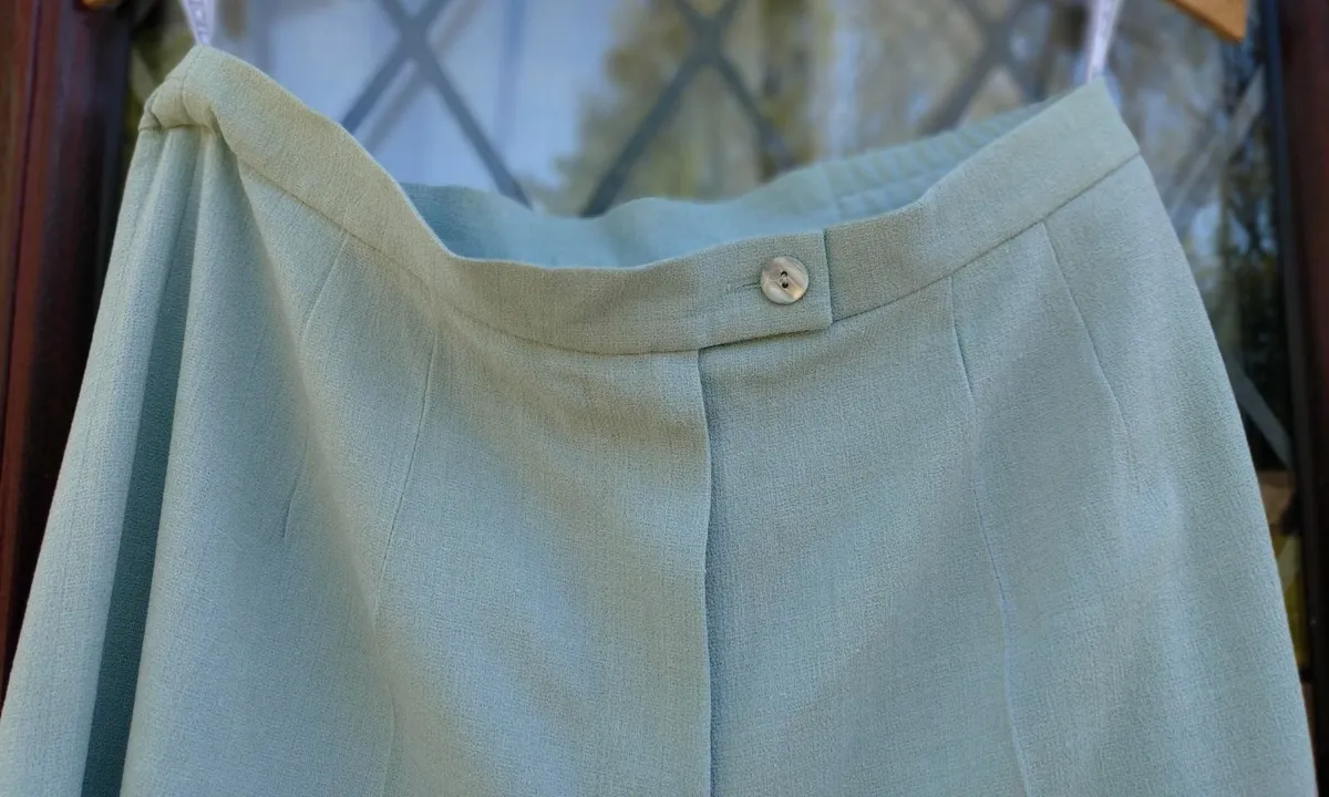 LIGHT COLOURED PAIR OF WOMAN'S PANTS. SIZE 12. - Image 3
