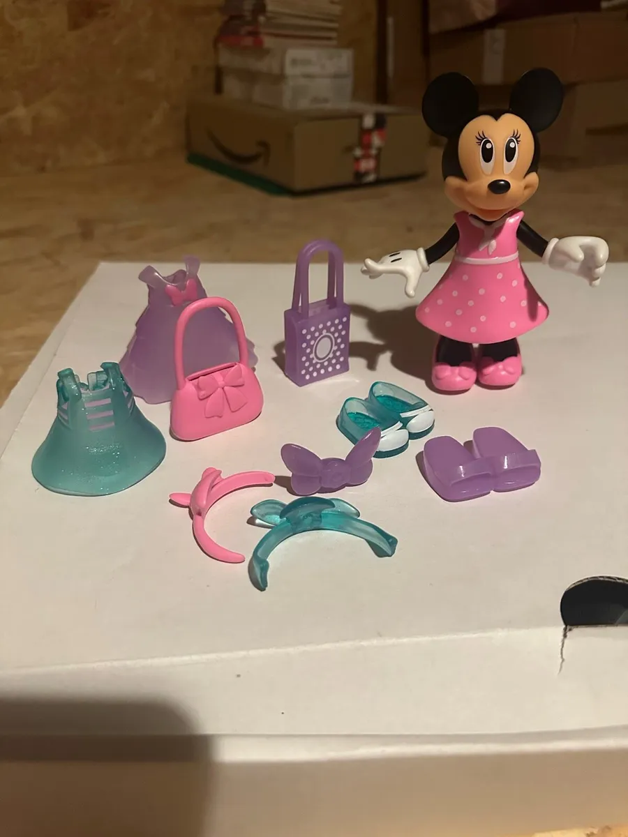 Minnie Mouse and changing cloths - Image 1