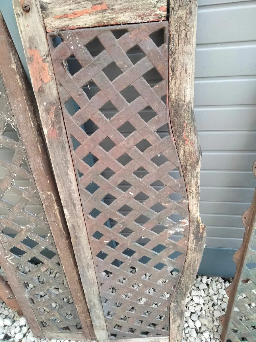 Cast iron seat backs - Image 3