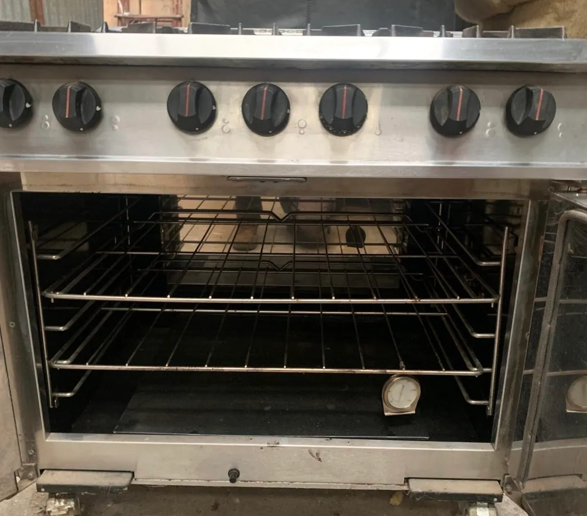 Six ring gas commercial cooker on wheels - Image 3