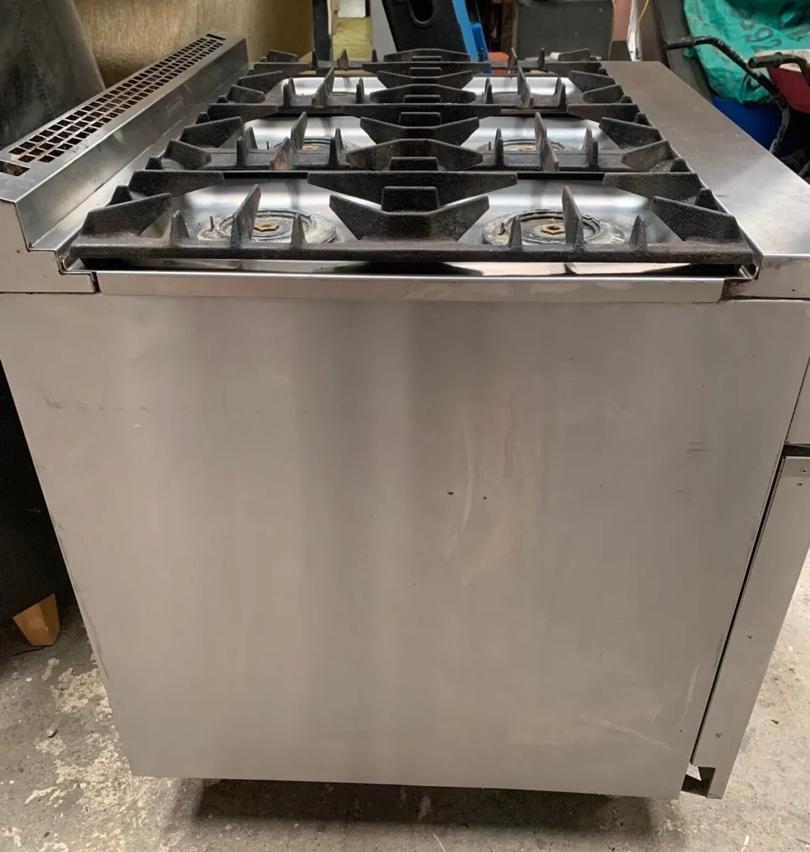 Six ring gas commercial cooker on wheels - Image 4