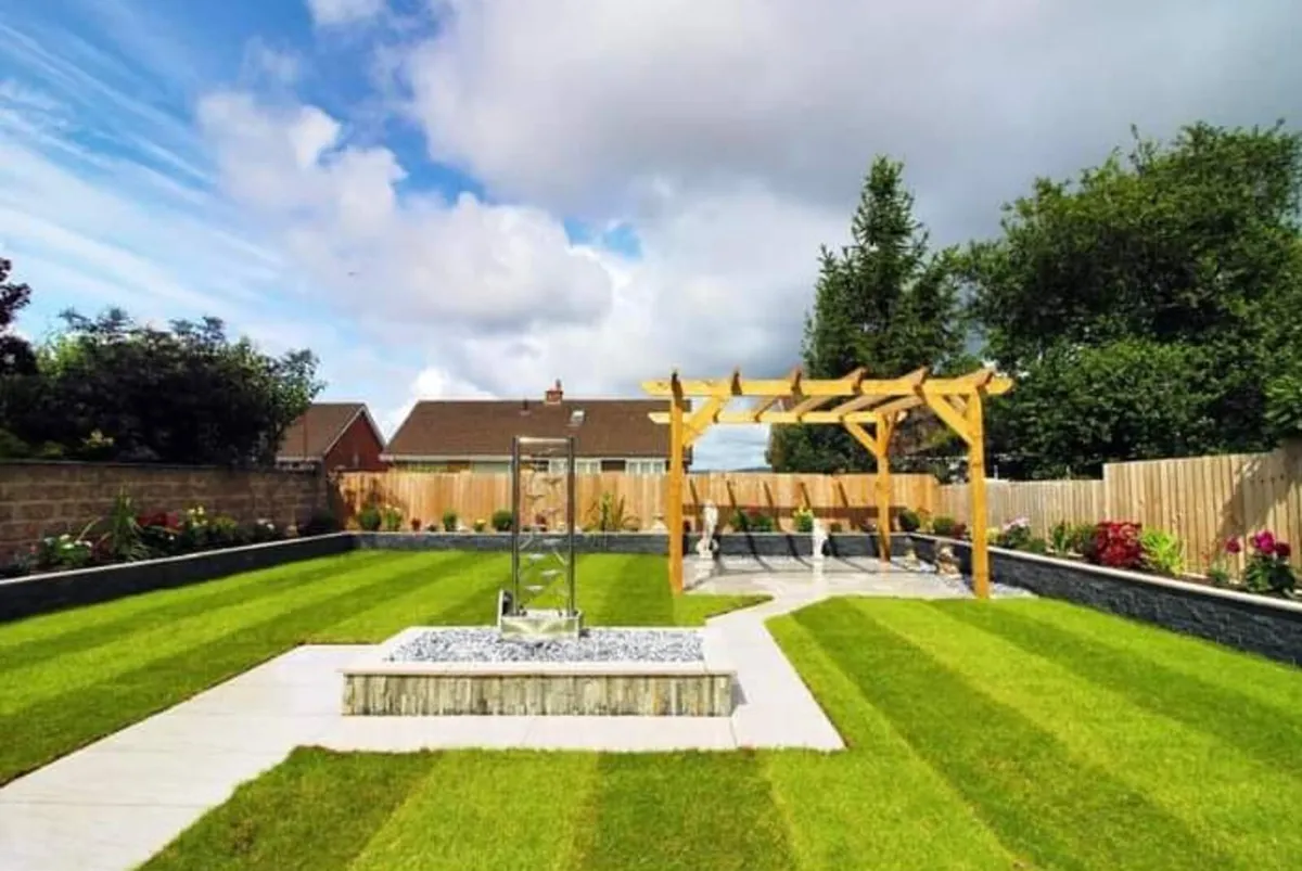 4m x 4m grass - Image 4