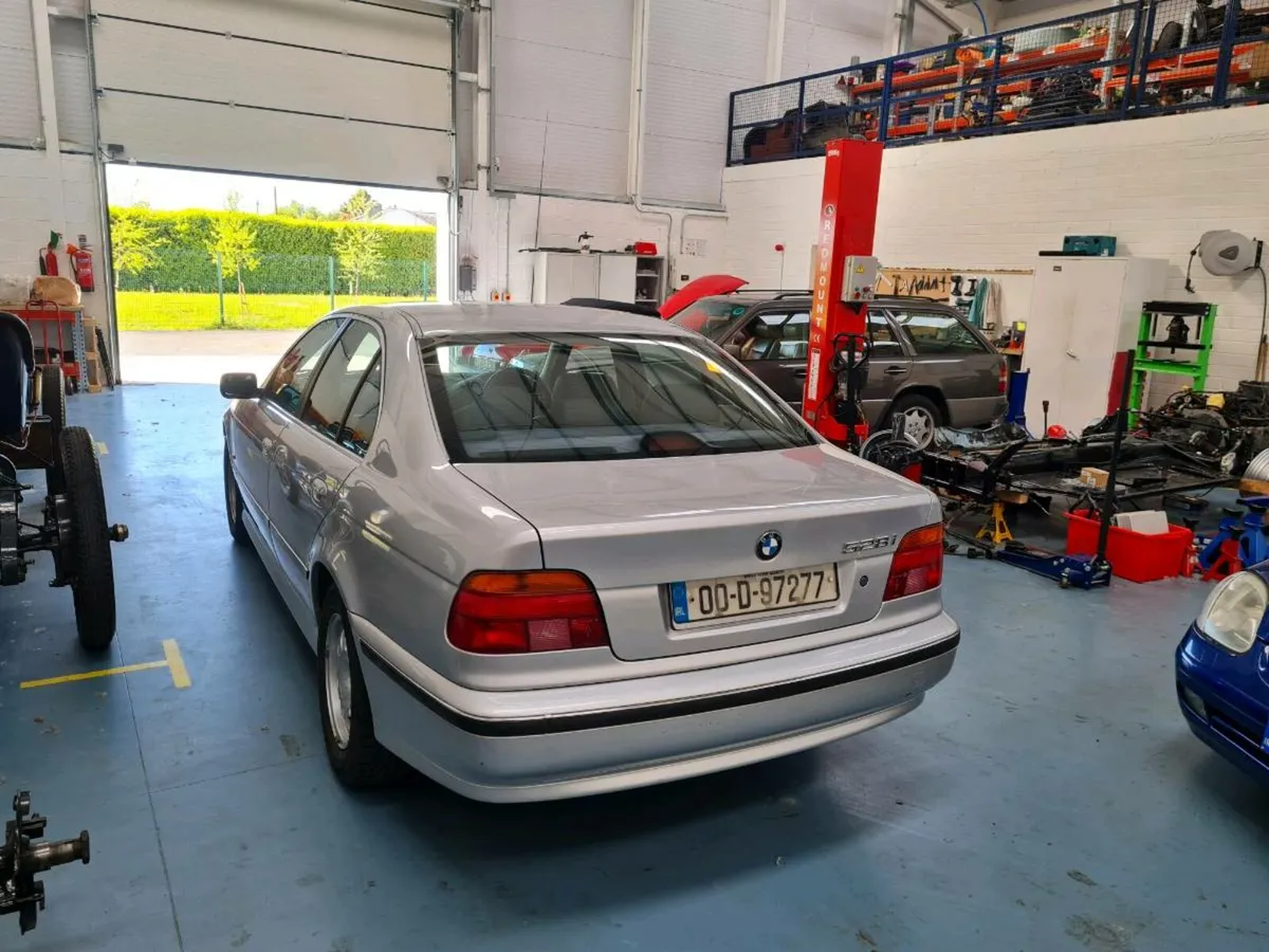 BMW 528i - Image 3