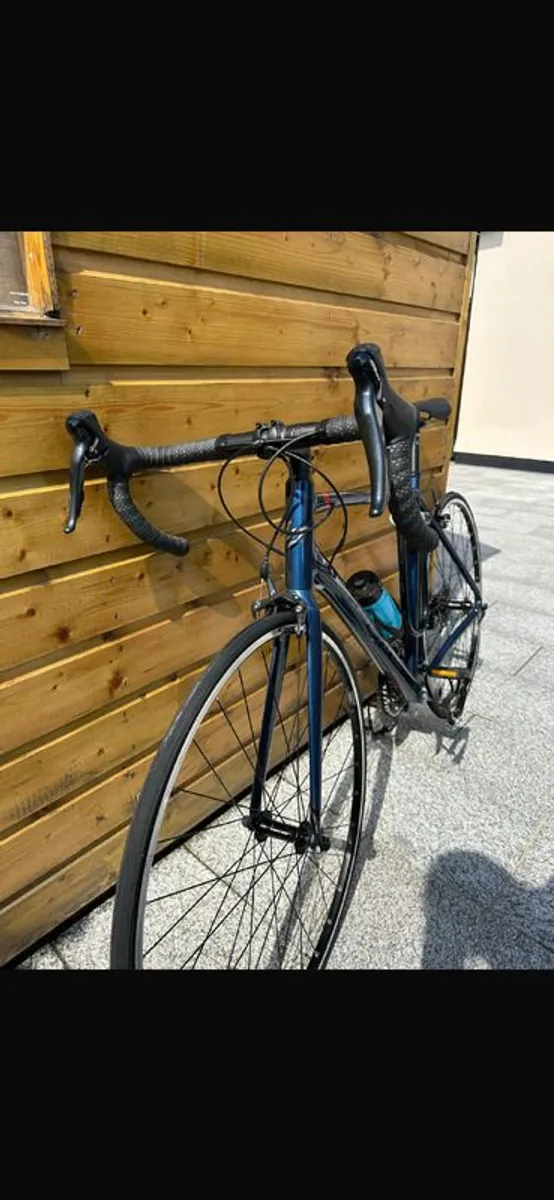 Lapierre Sensisum 2.0 Rim Brake Road Bike with Helmet & Lock - Image 3