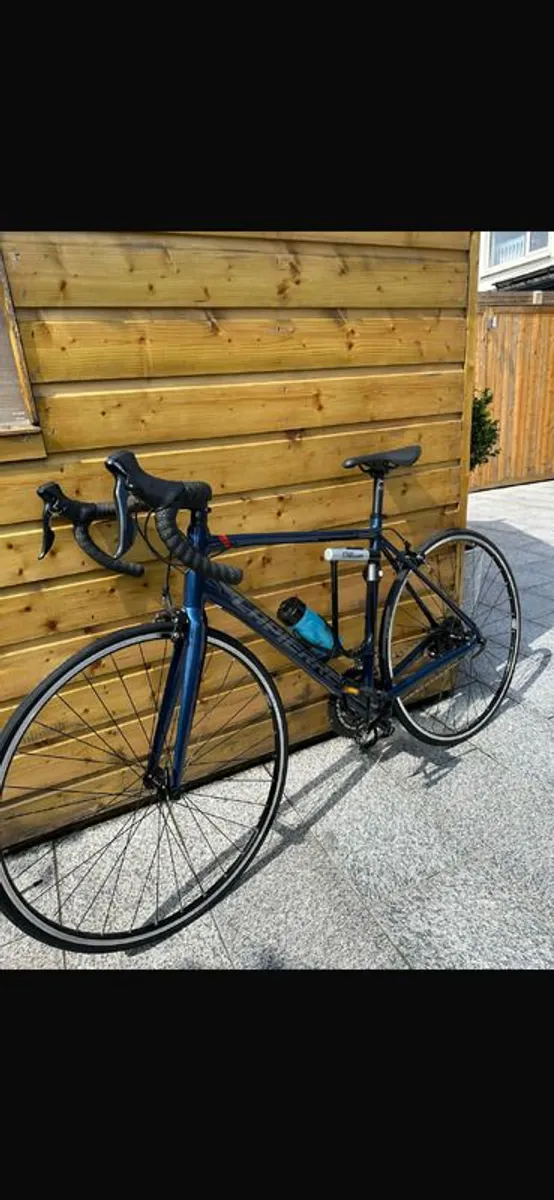 Lapierre Sensisum 2.0 Rim Brake Road Bike with Helmet & Lock - Image 4