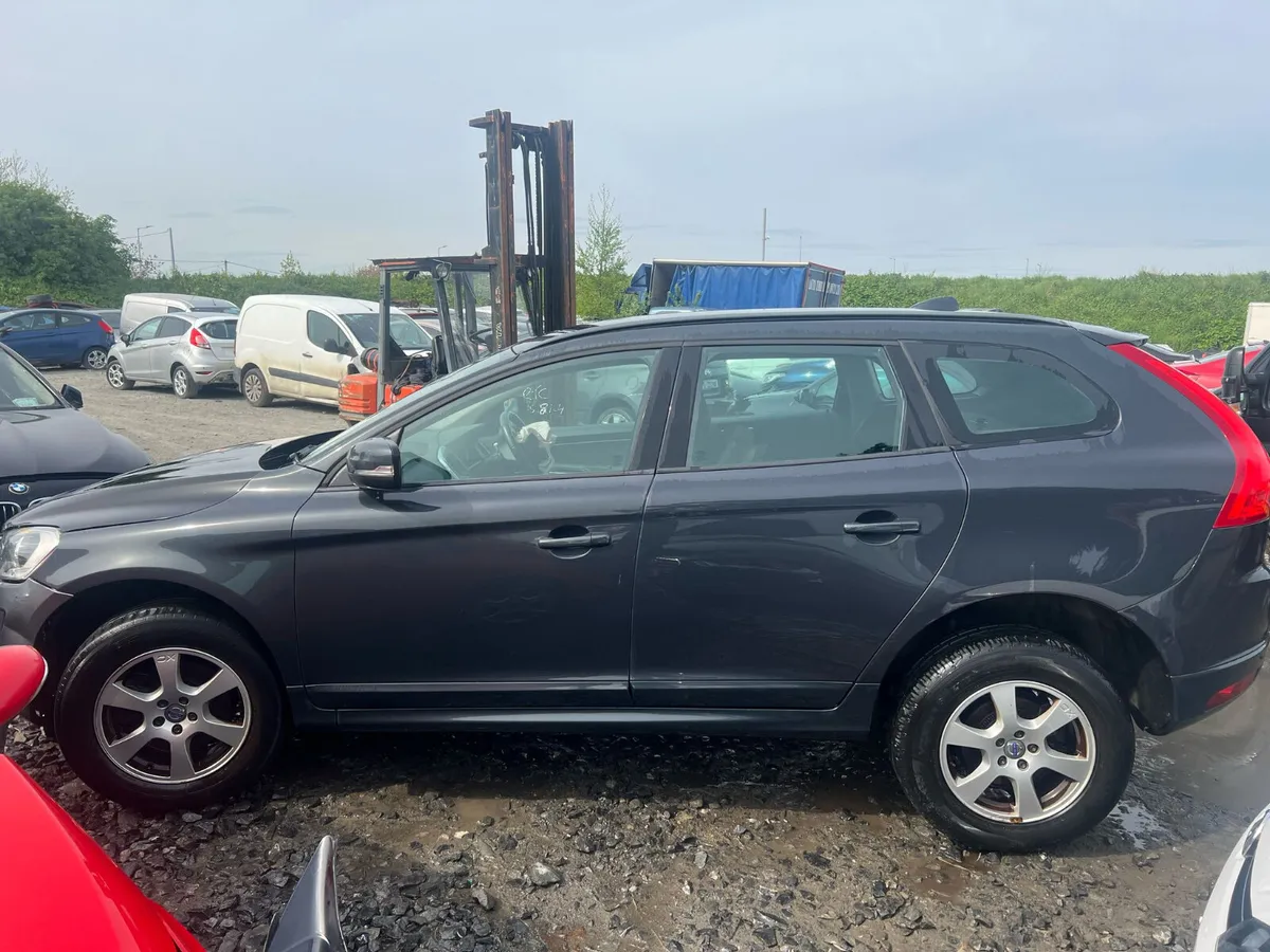 2015 Volvo XC60 Low Milage - Image 2