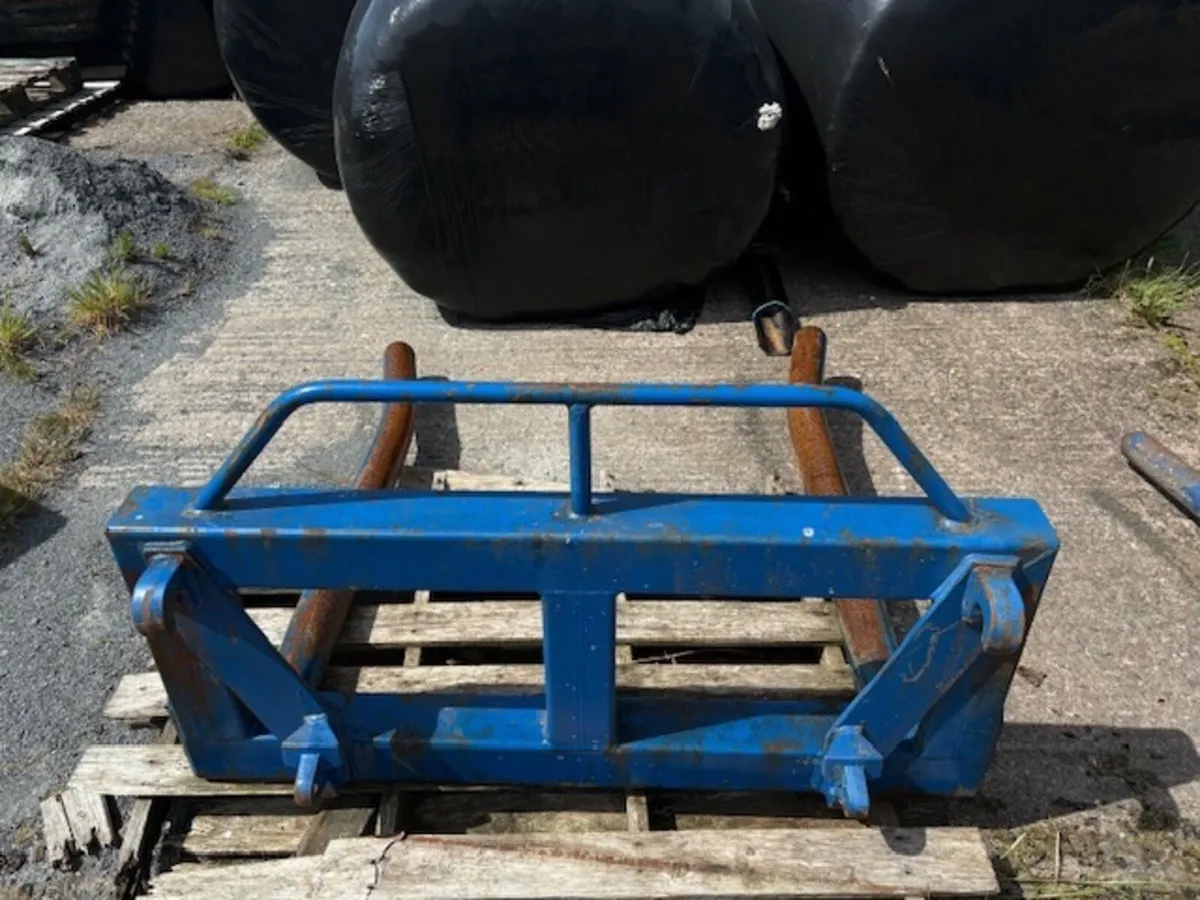 Bale lifter - Image 1
