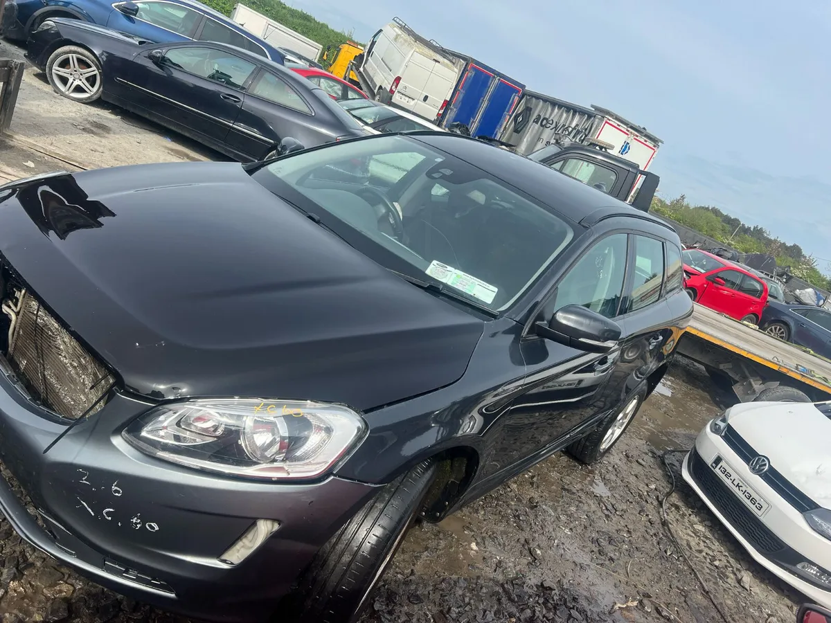 2015 Volvo XC60 Low Milage - Image 4