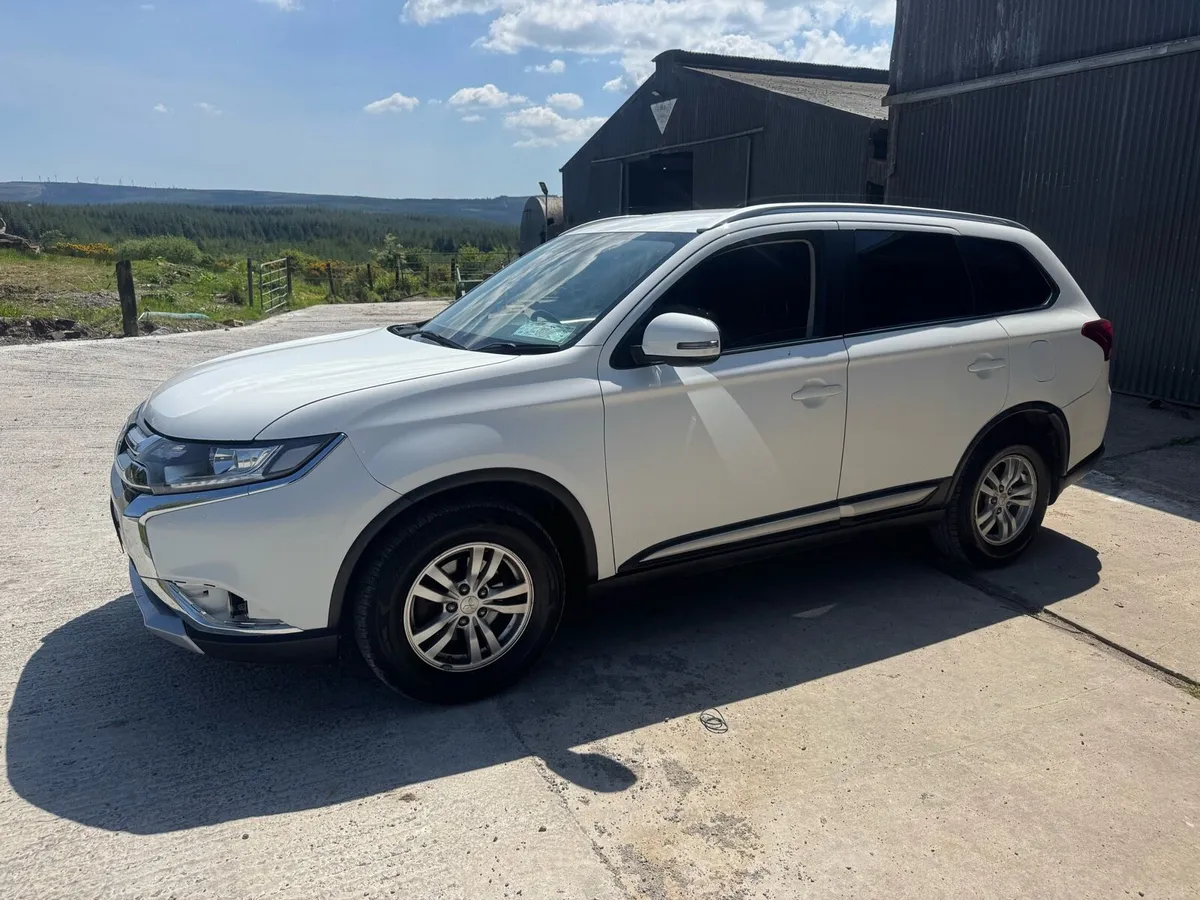 Mitsubishi Outlander 4x4 new doe - Image 3