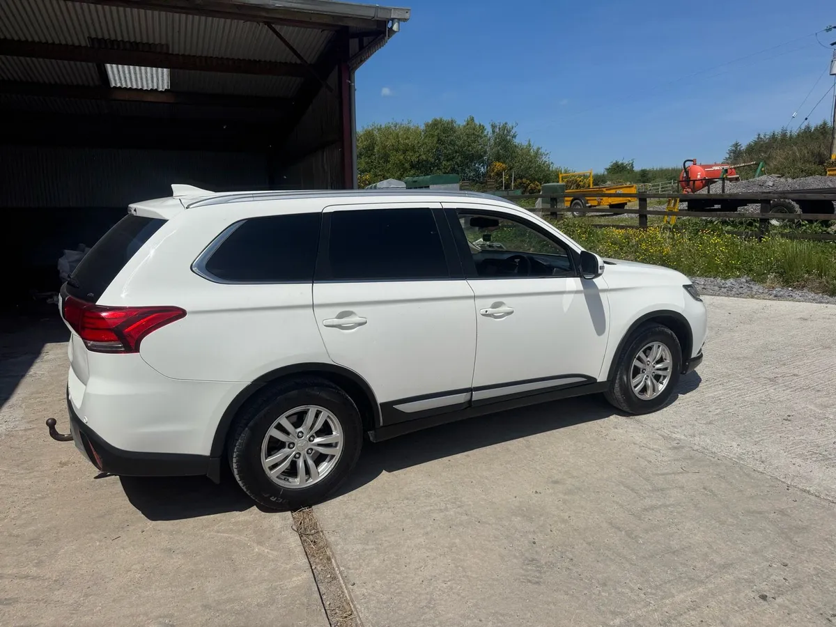Mitsubishi Outlander 4x4 new doe - Image 4
