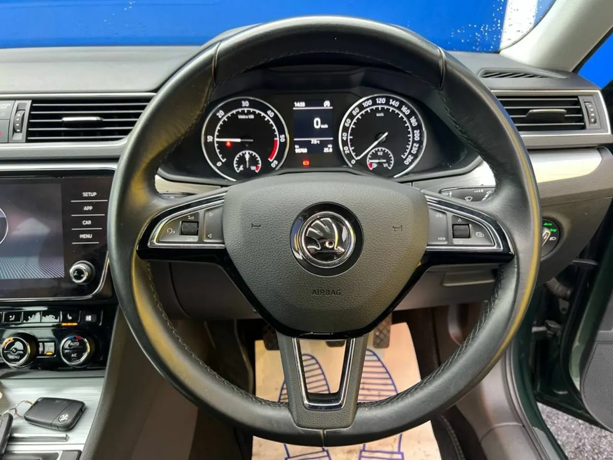 Skoda Superb AMBITION 2.0 TDI // HEATED SEATS // P - Image 4