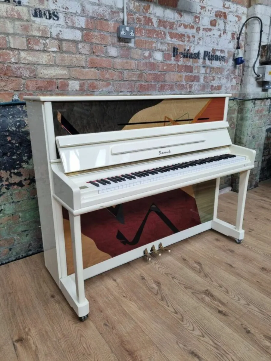 Samick J-3101 | c.1990 | White Upright Art Case